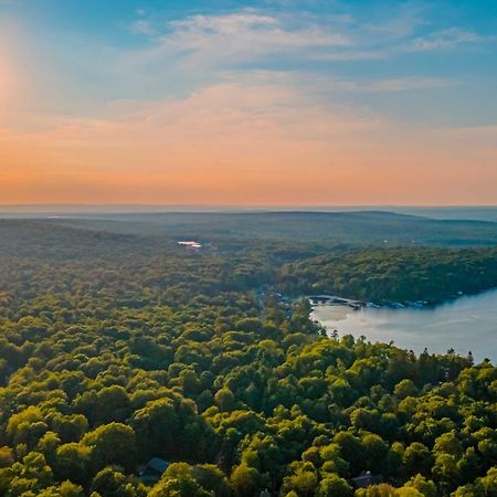 Poconos Ski Retreat With Sauna, Hot Tub, And Game Room Лейк Хармъни Екстериор снимка