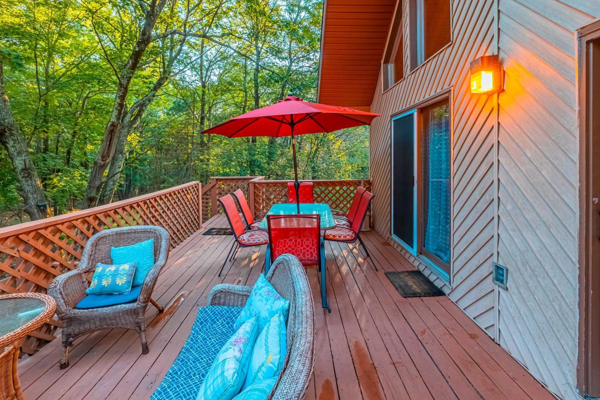 Poconos Ski Retreat With Sauna, Hot Tub, And Game Room Лейк Хармъни Екстериор снимка
