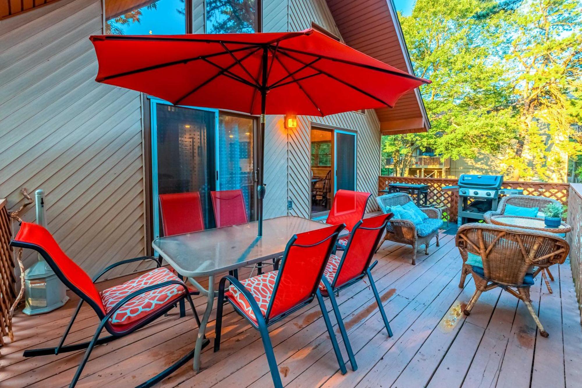 Poconos Ski Retreat With Sauna, Hot Tub, And Game Room Лейк Хармъни Екстериор снимка
