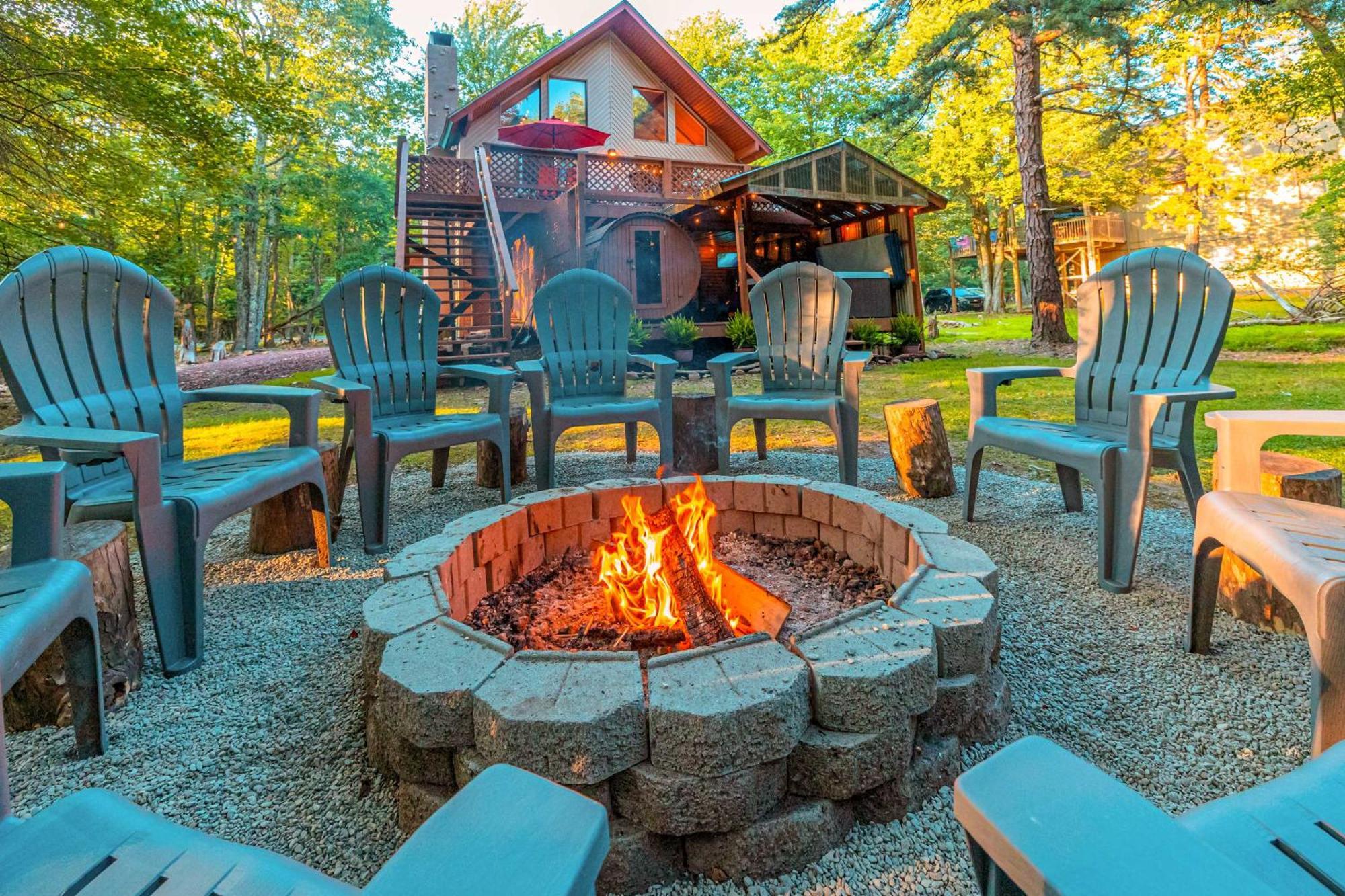 Poconos Ski Retreat With Sauna, Hot Tub, And Game Room Лейк Хармъни Екстериор снимка