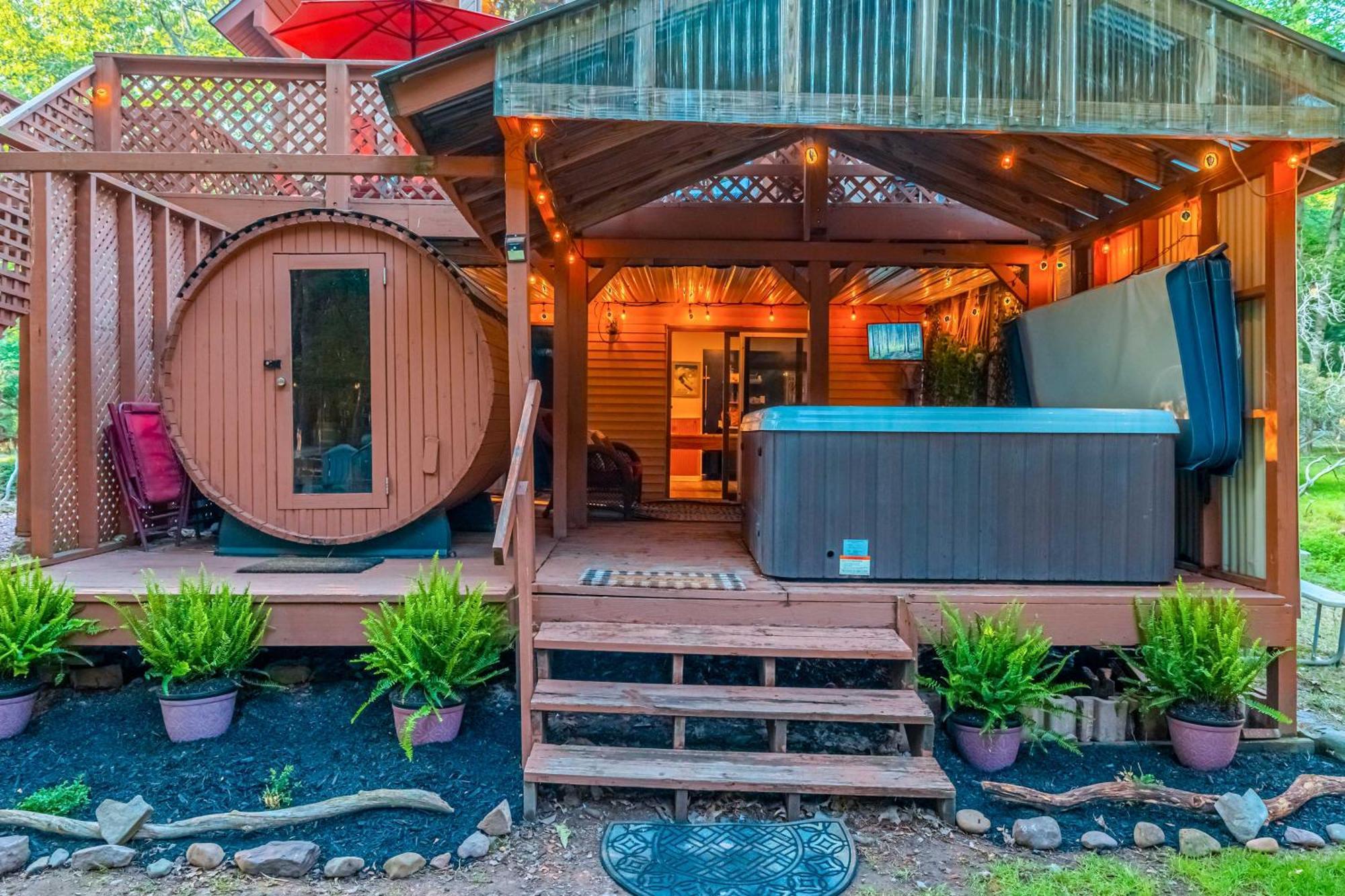 Poconos Ski Retreat With Sauna, Hot Tub, And Game Room Лейк Хармъни Екстериор снимка