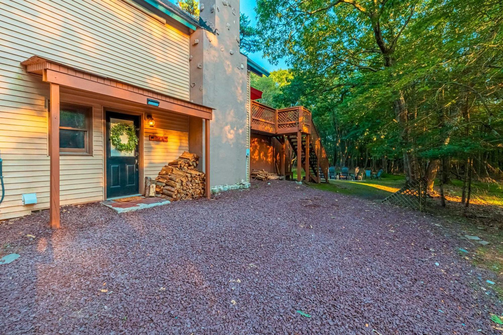 Poconos Ski Retreat With Sauna, Hot Tub, And Game Room Лейк Хармъни Екстериор снимка
