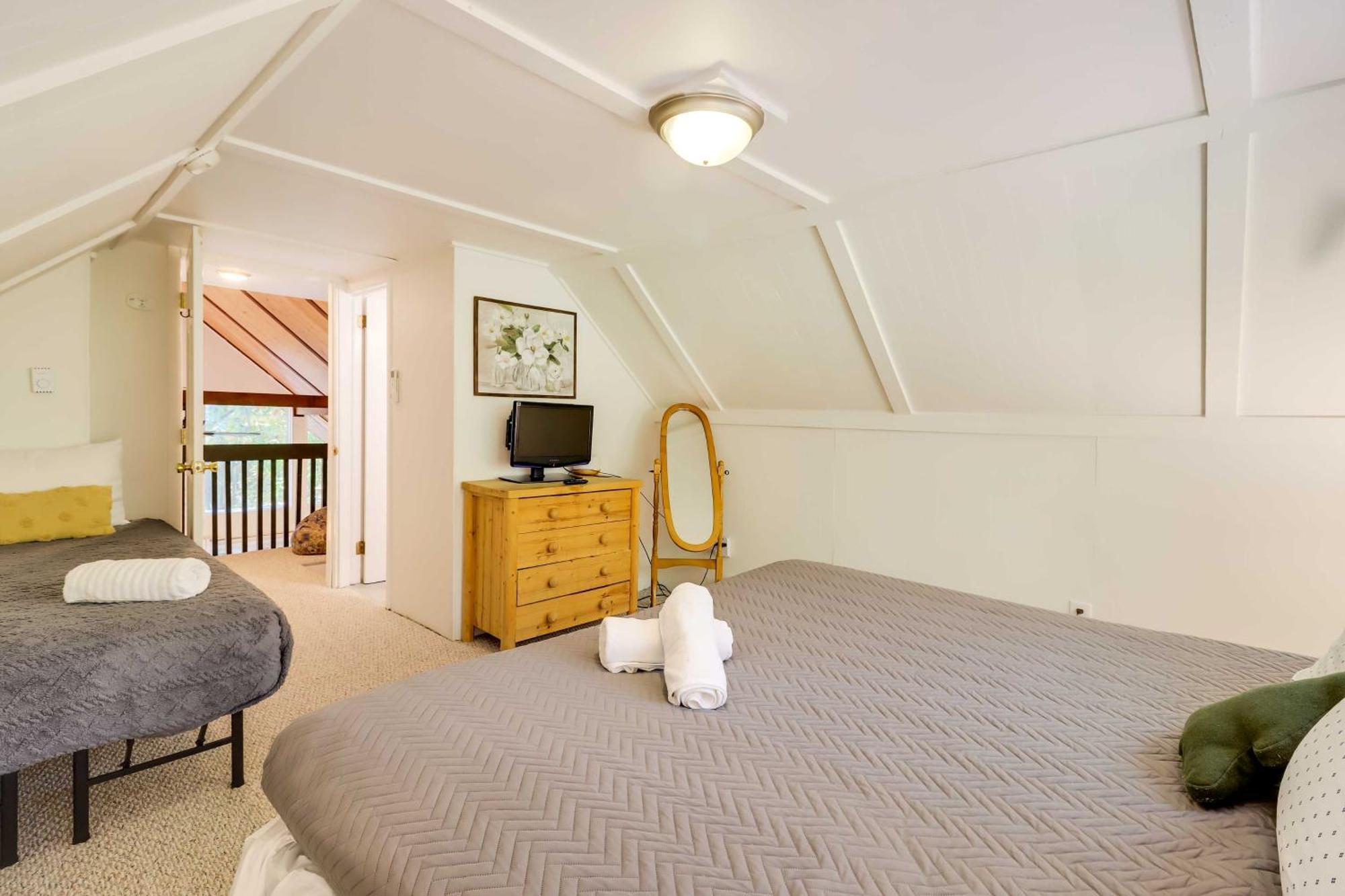 Poconos Ski Retreat With Sauna, Hot Tub, And Game Room Лейк Хармъни Екстериор снимка