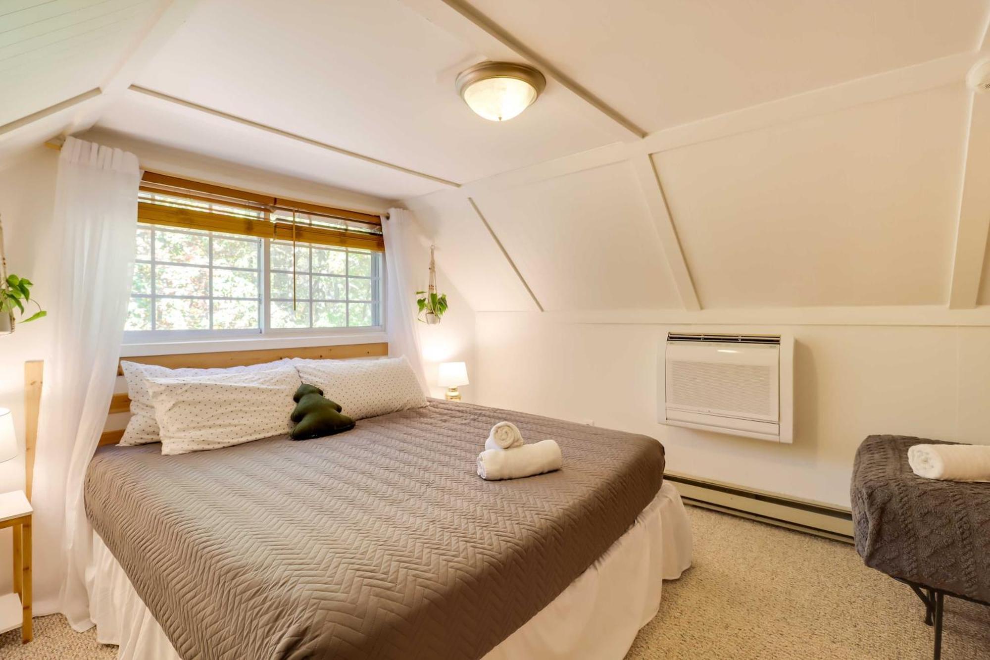 Poconos Ski Retreat With Sauna, Hot Tub, And Game Room Лейк Хармъни Екстериор снимка